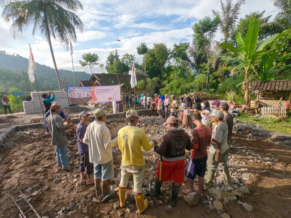 Suasana gotong royong masyarakat desa Selaawi, Kec. Talegong, Kab. Garut