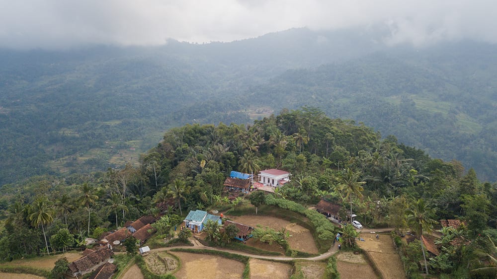 Bergaya Minimalis Tropis, Masjid Ini Jadi Ikon Baru di Garut (1)