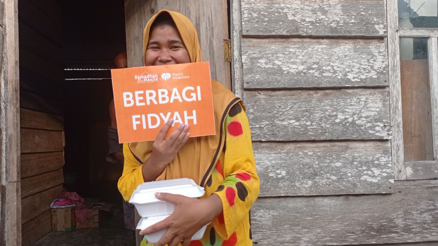 remaja masjid salurkan fidyah di seram barat